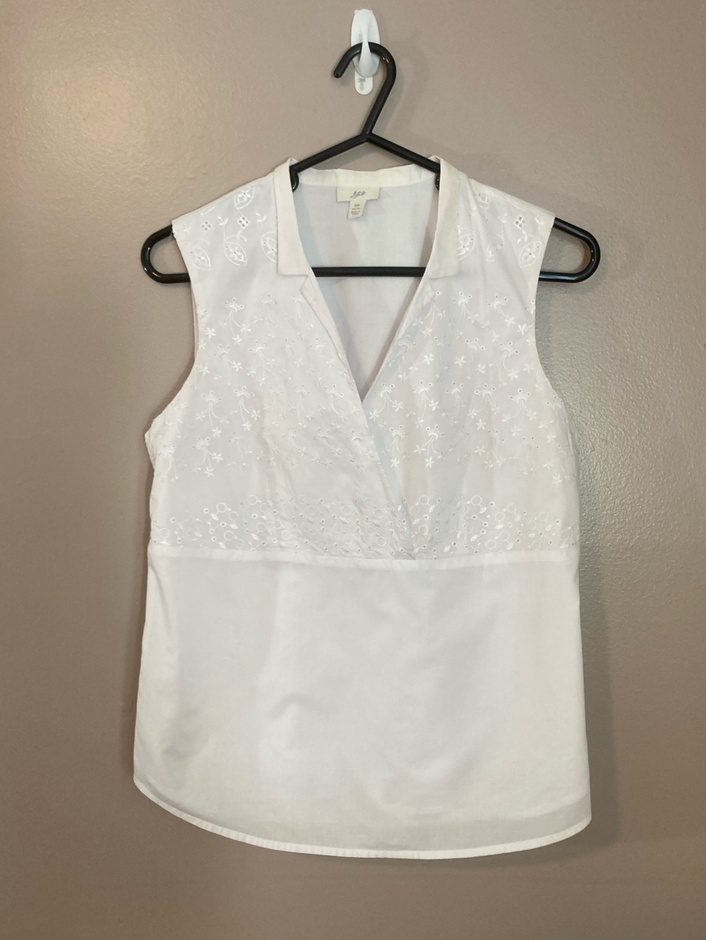 J. Jill White Embroidered V-Neck Sleeveless Blouse
